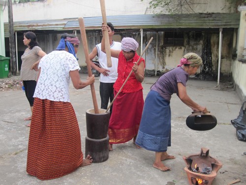 «Ком зет» - своеобразное блюдо из риса народности Кхмер - ảnh 3